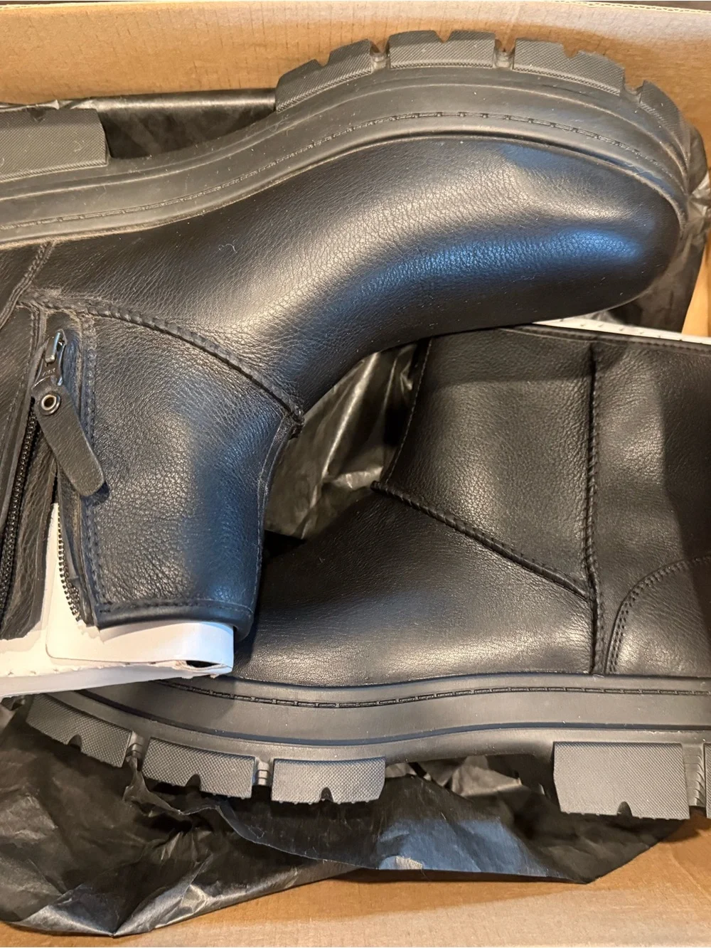 Ugg men’s Skyview zip-up Ankle Boots 11.5